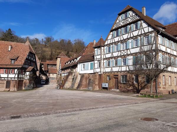 Klosterhof leer - Blick zur Mühle
